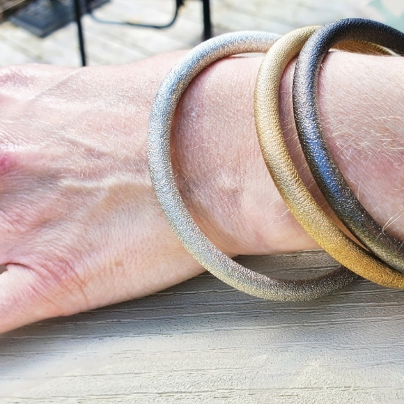 Hammered look metal Bracelet set - Picture 3 of 8